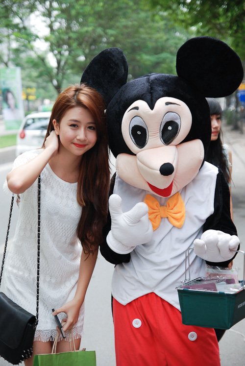 Quỳnh Anh Shyn xinh đẹp tạo dáng bên chú chuột Mickey