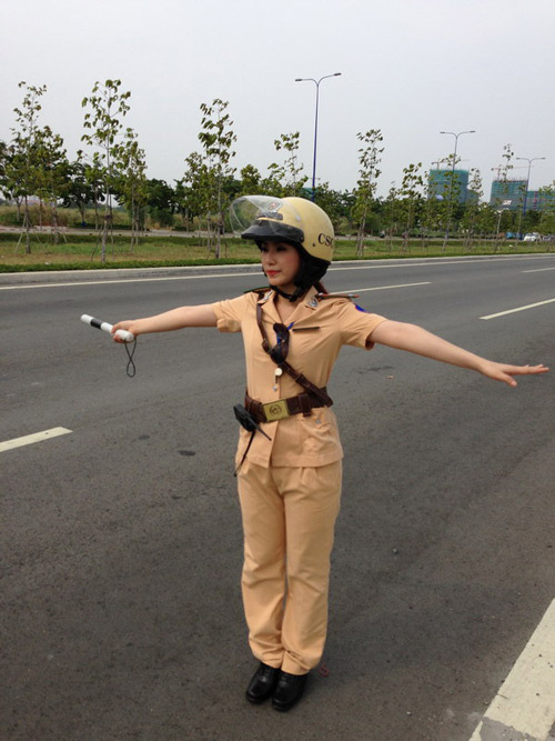 Nữ cảnh sát giao thông xinh đẹp 2