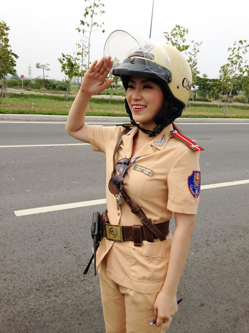Nữ cảnh sát giao thông xinh đẹp 4