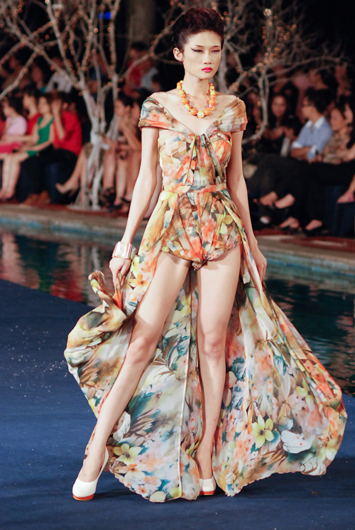 Người mẫu Kha Mỹ Vân thì ăn bận một bộ đầm được thiết kế quá hớp, với phần dưới trông như quần chip