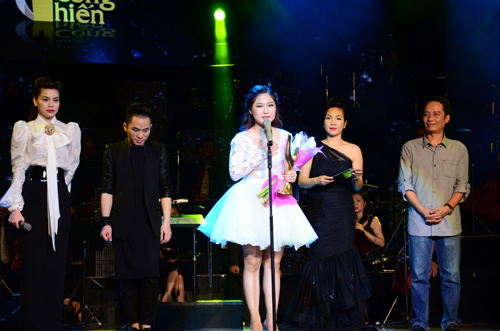 Hương Tràm nhận giải do 4 nghệ sĩ trao tặng