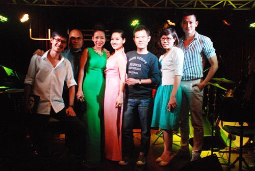 Quốc Bảo và những người bạn có mặt trong đêm nhạc, trong đó có siêu mẫu Lê Trung Cương, một trong những cộng sự làm việc cùng anh tại cuộc thi Cặp Đôi Hoàn Hảo 1
