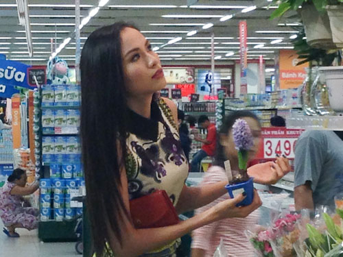 Paparazzi: Mặc kệ tin đồn lên xe hoa cùng đại gia, Diễm Hương vẫn hồn nhiên đi shopping 1