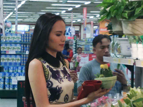 Paparazzi: Mặc kệ tin đồn lên xe hoa cùng đại gia, Diễm Hương vẫn hồn nhiên đi shopping 2