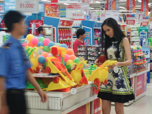 Paparazzi: Mặc kệ tin đồn lên xe hoa cùng đại gia, Diễm Hương vẫn hồn nhiên đi shopping 13