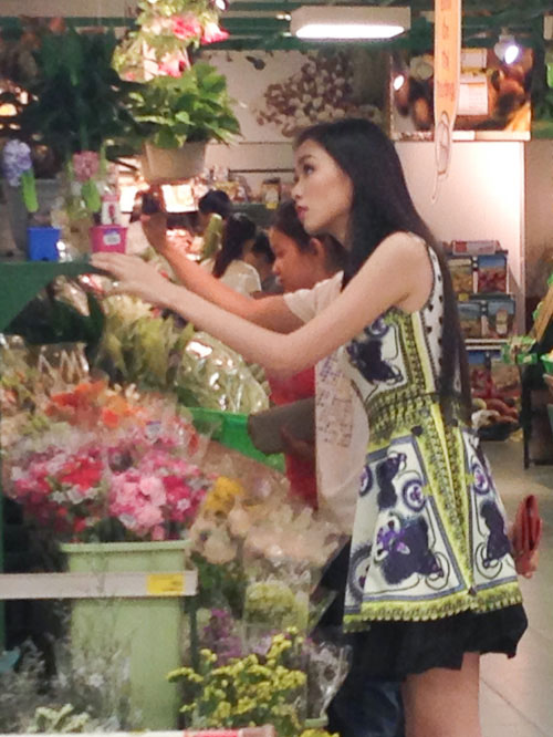 Paparazzi: Mặc kệ tin đồn lên xe hoa cùng đại gia, Diễm Hương vẫn hồn nhiên đi shopping 7