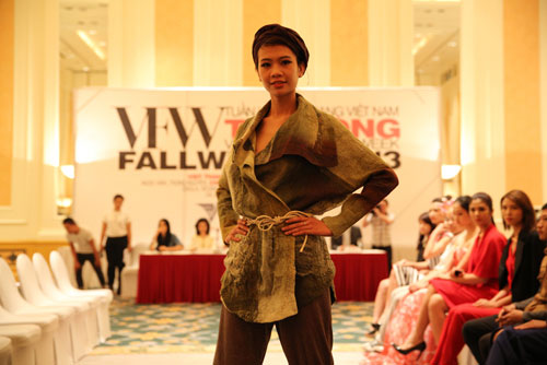 Hoa hậu Ngọc Hân khoe tài thiết kế tại Tuần lễ thời trang thu đông 2013 10