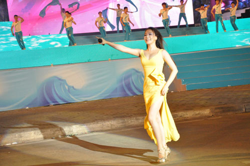 Hồ Quỳnh Hương hát không cát-sê trong đêm Carnaval tại quê nhà 1