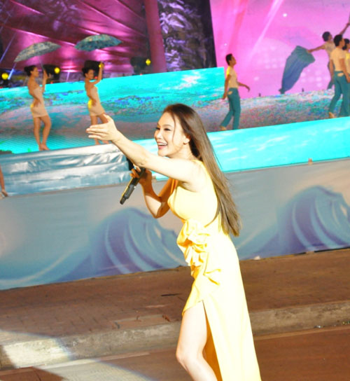 Hồ Quỳnh Hương hát không cát-sê trong đêm Carnaval tại quê nhà 3