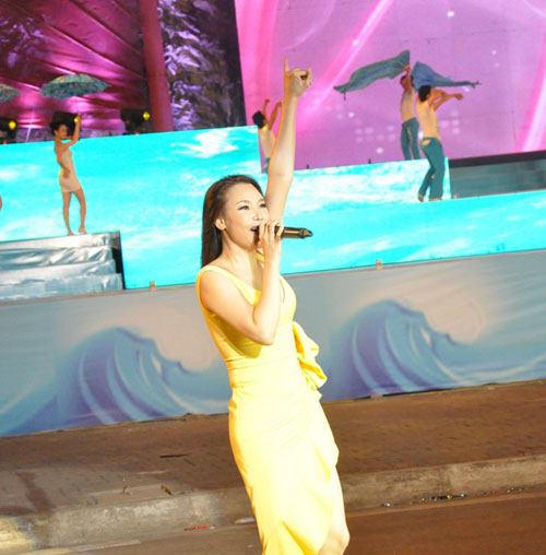 Hồ Quỳnh Hương hát không cát-sê trong đêm Carnaval tại quê nhà 4