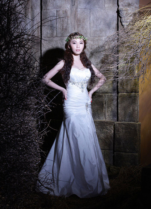 Quỳnh Thư đẹp thanh khiết với váy cô dâu trắng tinh khôi 2