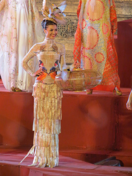 Hoa hậu Ngọc Hân dịu dàng giữa cố đô Huế 5