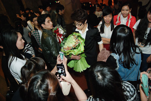 Fan vây chặt, an ủi Bùi Anh Tuấn trong hậu trường BHYT tháng 15