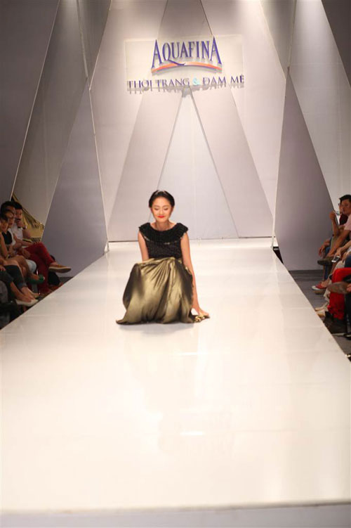 Những pha “vồ ếch” của mẫu Việt trên sàn catwalk 1