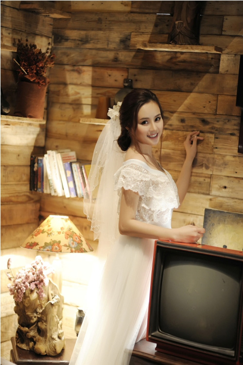 Ngắm cô dâu Vy Oanh gợi cảm trong MV mới