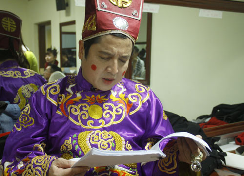 Chí Trung viết “tùy bút” mừng ngày Giáo sư Xoay lấy vợ