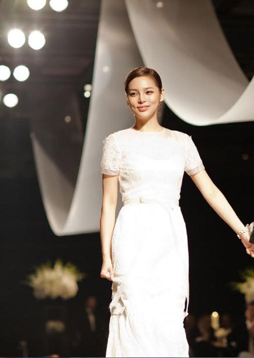 Park Si Yeon rạng ngời trong lễ cưới hồi cuối năm 2011