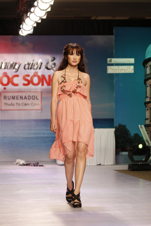 Anh Thư sải bước chuyên nghiệp trên sàn catwalk