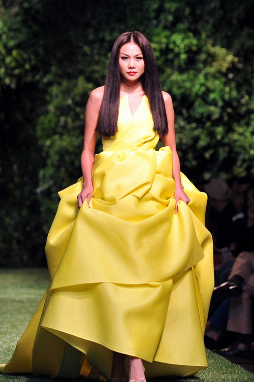 Trong chiếc váy nổi bật được thiết kế đẹp mắt, Thanh Hằng đóng vai trò kết thúc chương trình