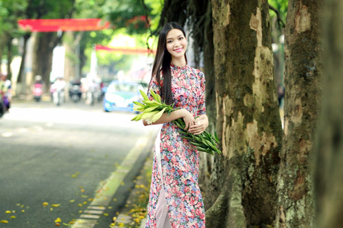 Hoa hậu Thùy Dung đằm thắm với áo dài giữa phố phường Hà Nội 10