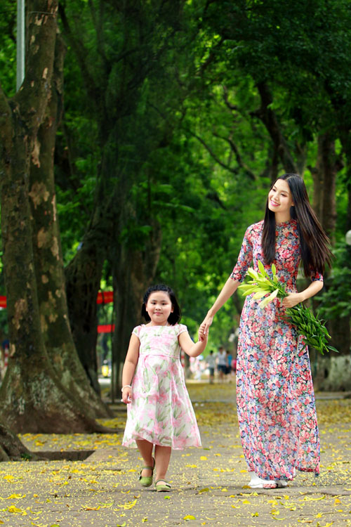 Hoa hậu Thùy Dung đằm thắm với áo dài giữa phố phường Hà Nội 12