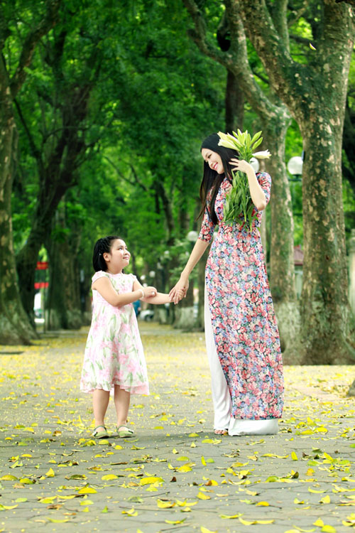 Hoa hậu Thùy Dung đằm thắm với áo dài giữa phố phường Hà Nội 13