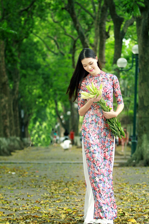 Hoa hậu Thùy Dung đằm thắm với áo dài giữa phố phường Hà Nội 3