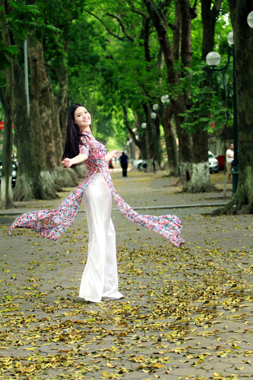 Hoa hậu Thùy Dung đằm thắm với áo dài giữa phố phường Hà Nội 5