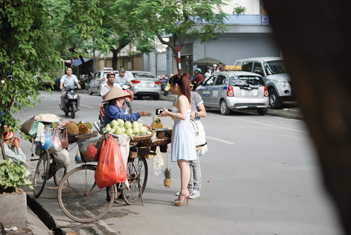 Hương Tràm đi ăn vặt tại Hà Nội cùng trai lạ 6