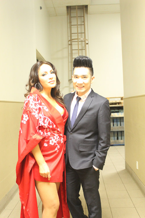 Sau show diễn, Quang Hà tranh thủ chụp hình với ca sĩ hải ngoại Thanh Hà