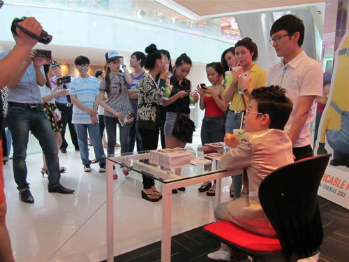 “Psy nhí” ký tặng fan Việt mỏi tay 13
