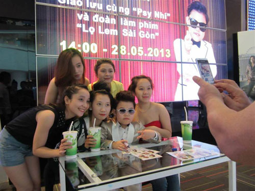 “Psy nhí” ký tặng fan Việt mỏi tay 12
