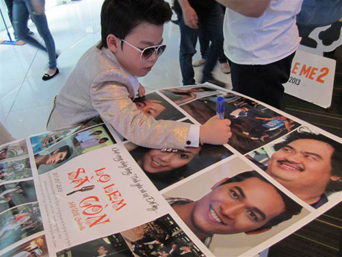 “Psy nhí” ký tặng fan Việt mỏi tay 2