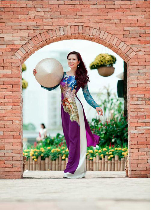 Thu Hương chọn áo dài tím dịu dàng in họa tiết duyên dáng
