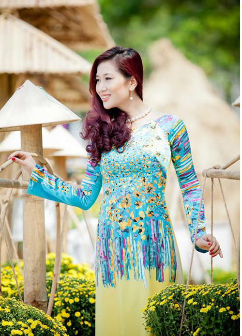 Thu Hương chọn áo dài tím dịu dàng in họa tiết duyên dáng
