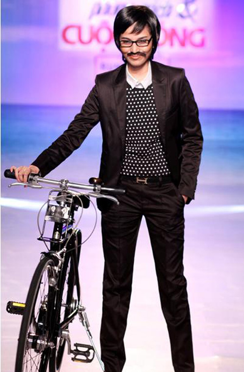Trương Thị May vừa khiến mọi người bất ngờ khi xuất hiện như một quý ông chạy xe đạp trên sàn catwalk