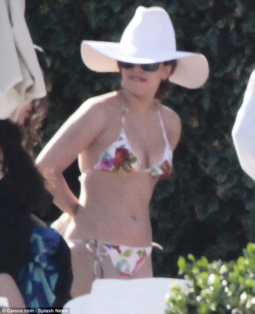Lady Gaga khoe cơ thể săn chắc với bikini 