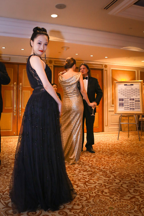 Phương Nga nổi bật với thân váy lấp lánh được kết pha lê Swarowsky bằng tay