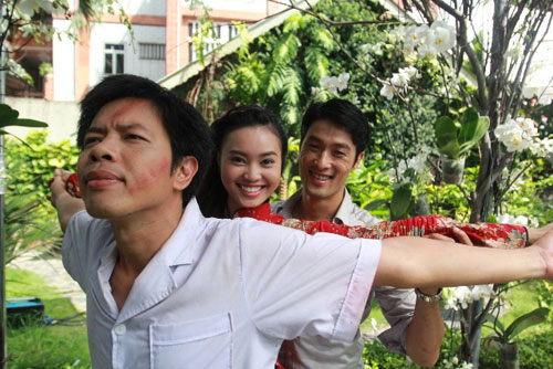 Thái Hòa và Johnny Trí Nguyễn nhí nhố trên phim trường 12