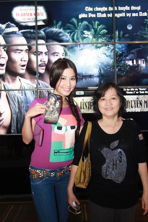 Diễm My 9X cùng mẹ đi xem phim ma Thái 1