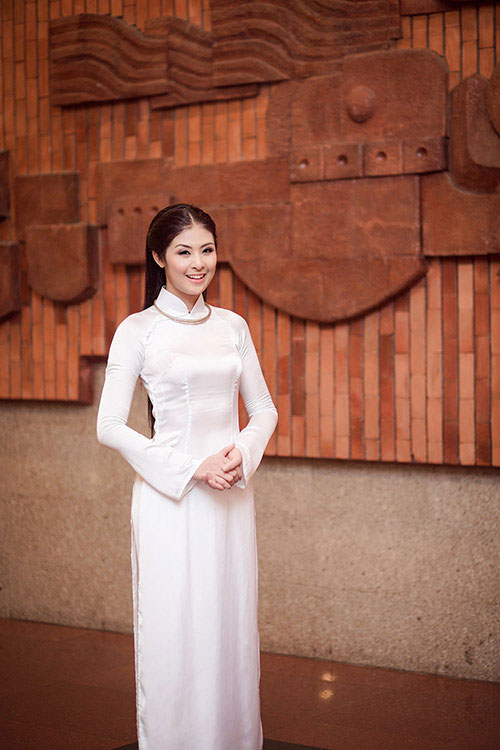 Hoa hậu Ngọc Hân khoe dáng với áo dài trắng 1