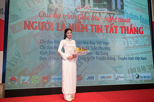 Hoa hậu Ngọc Hân khoe dáng với áo dài trắng 15