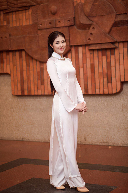 Hoa hậu Ngọc Hân khoe dáng với áo dài trắng 2