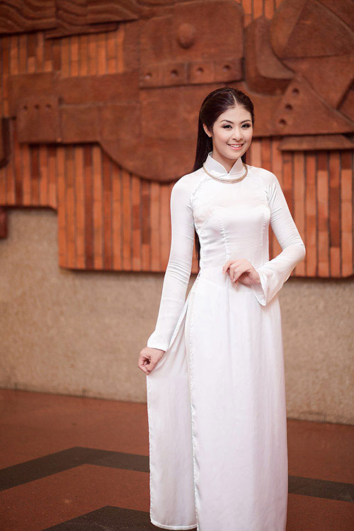 Hoa hậu Ngọc Hân khoe dáng với áo dài trắng 3