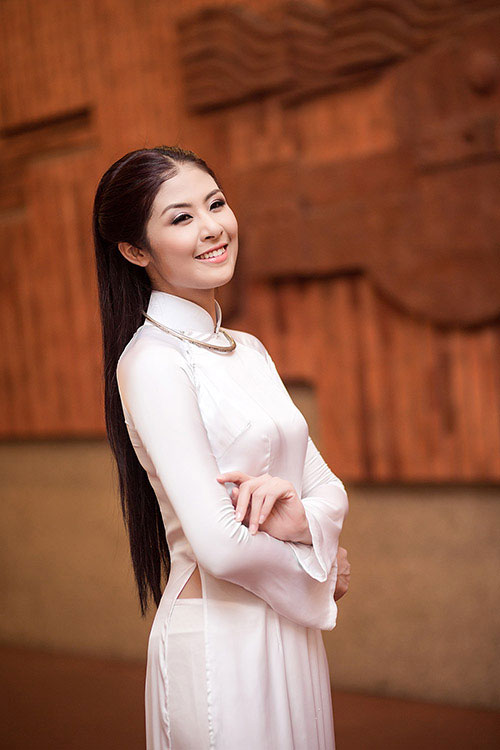 Hoa hậu Ngọc Hân khoe dáng với áo dài trắng 5