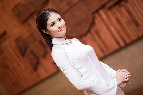 Hoa hậu Ngọc Hân khoe dáng với áo dài trắng 6