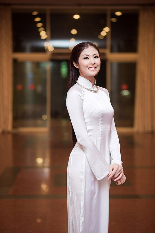 Hoa hậu Ngọc Hân khoe dáng với áo dài trắng 7