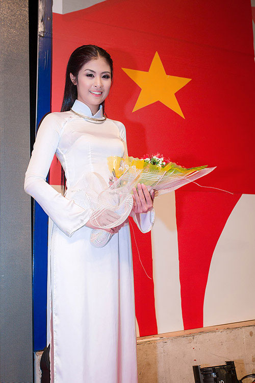 Hoa hậu Ngọc Hân khoe dáng với áo dài trắng 9