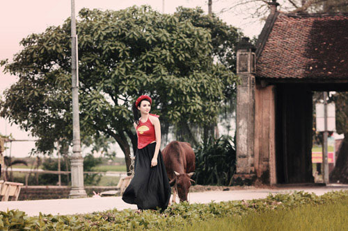 Hoa hậu Ngọc Diễm khoe vai trần ở làng cổ Đường Lâm9