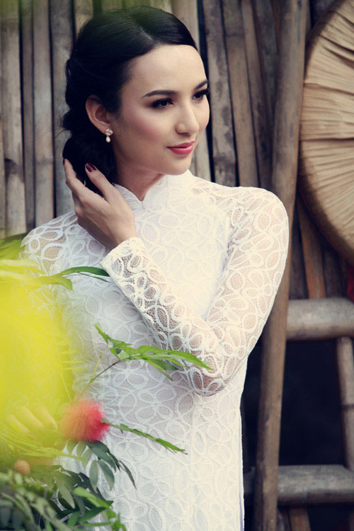 Hoa hậu Ngọc Diễm khoe vai trần ở làng cổ Đường Lâm2
